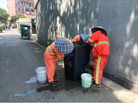 清洗垃圾桶 分类在行动——崇贤村开展清洗垃圾桶工作