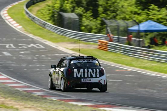 全新MINI John Cooper Works再战纽博格林24小时耐力赛并获奖-擎动 - 玩转“汽车+”!