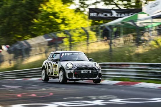 全新MINI John Cooper Works再战纽博格林24小时耐力赛并获奖-擎动 - 玩转“汽车+”!