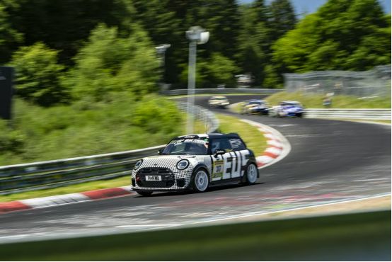 全新MINI John Cooper Works再战纽博格林24小时耐力赛并获奖-擎动 - 玩转“汽车+”!