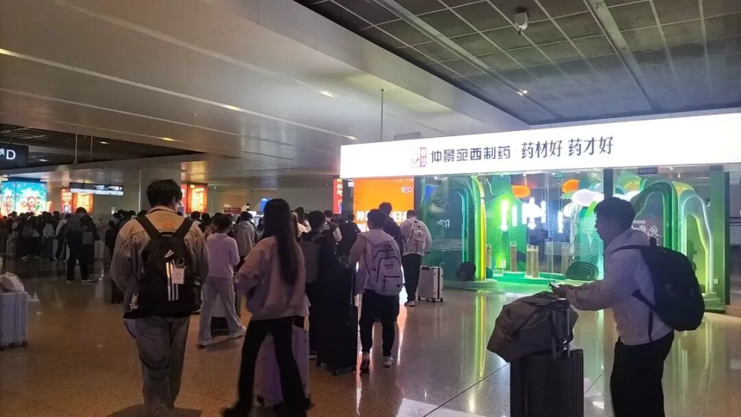 在郑州东站仲景宛西制药展厅打卡山水“药”园感受中医药文化