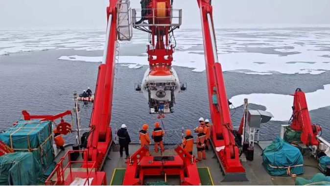 我国科考队圆满完成北极载人深潜任务 探路者与深潜英雄并肩作战