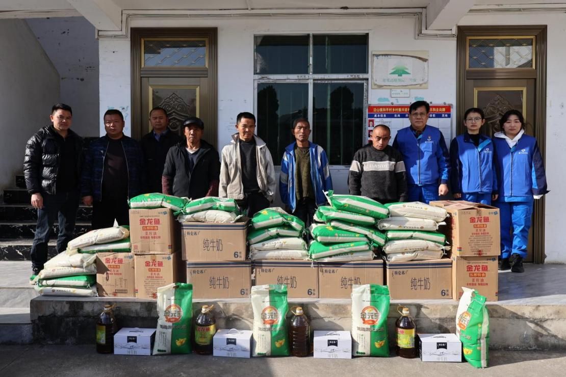 情暖布依乡  企地心连心丨中交路建贵都扩容工程开展“情暖布依”送温暖行动