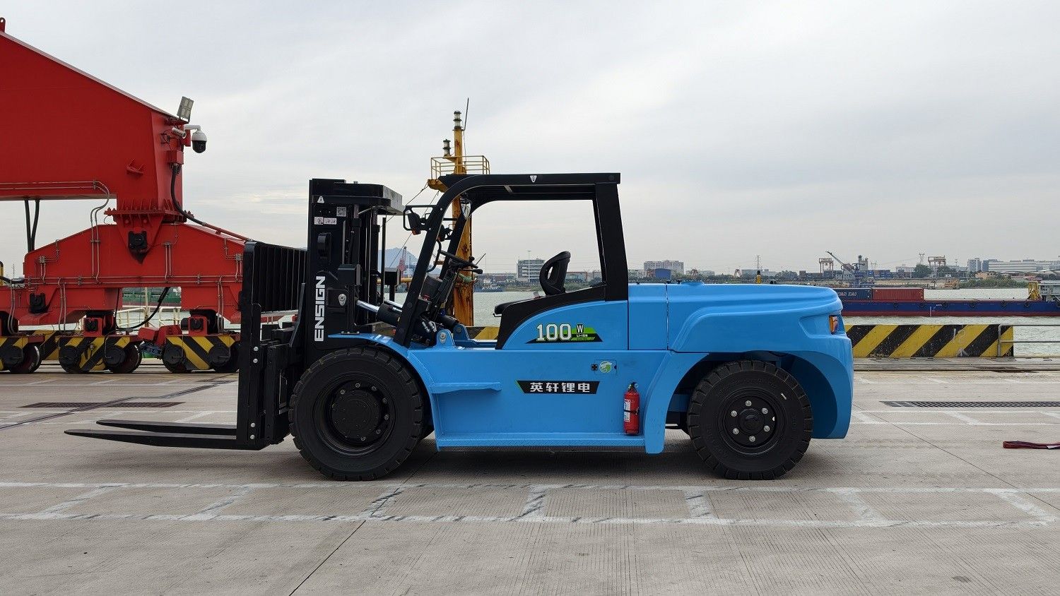 重磅！英轩GW100高压锂电进箱叉车入驻港口，引领绿色智慧物流新变革！