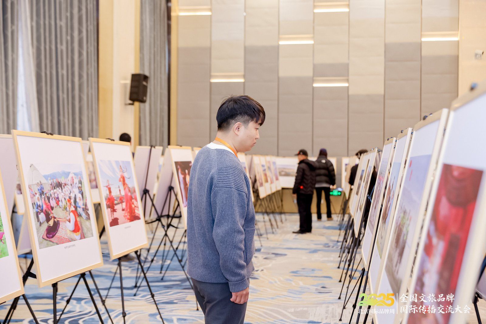 “瞰见哈密十年”主题图片展亮相北京  光影记录哈密发展蝶变