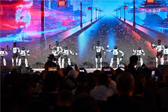 “天九之歌”人机共舞文艺晚会南京登台，60台机器人金陵起舞