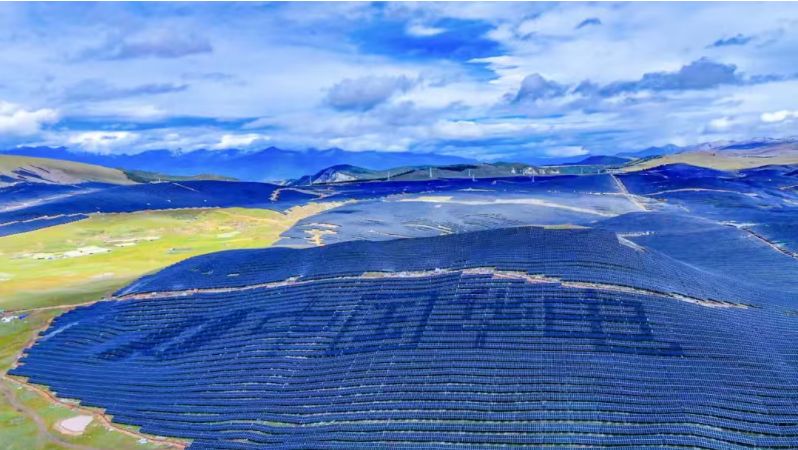 雪域高原绿能澎湃——华电巴塘光伏项目正式投产发电