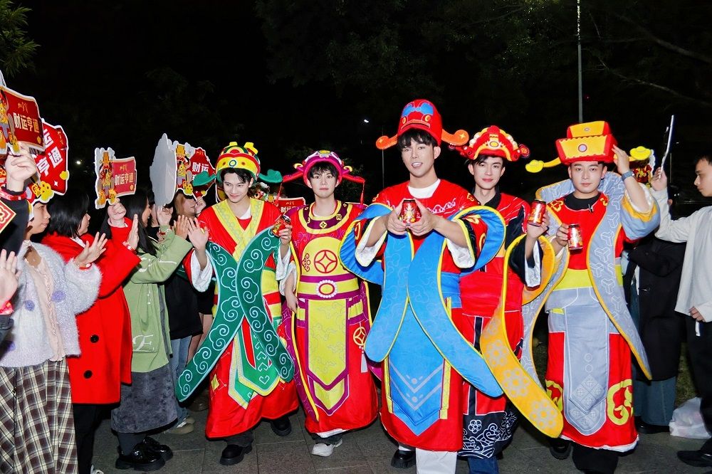 广州塔惊现“财神天团”，加多宝财神罐成跨年爆款单品