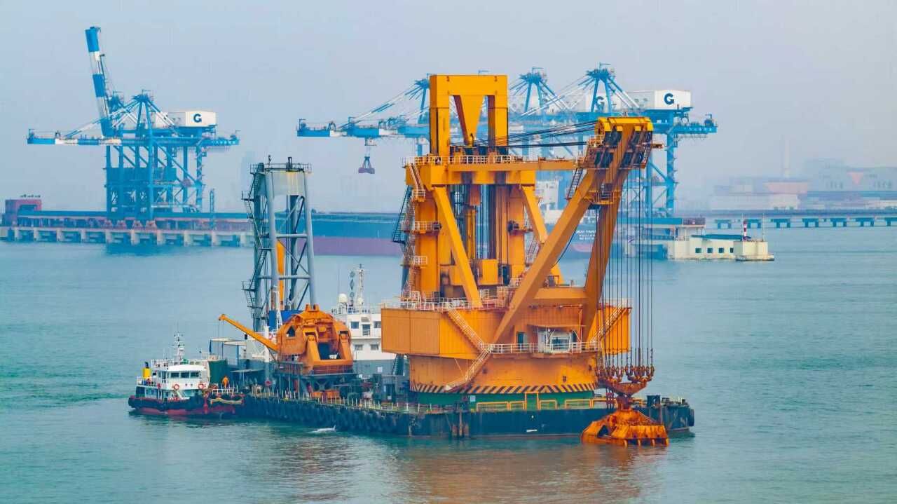 高效环保克硬岩！世界最大抓斗挖泥船“金广”助力防城港港30万吨级进港航道建设