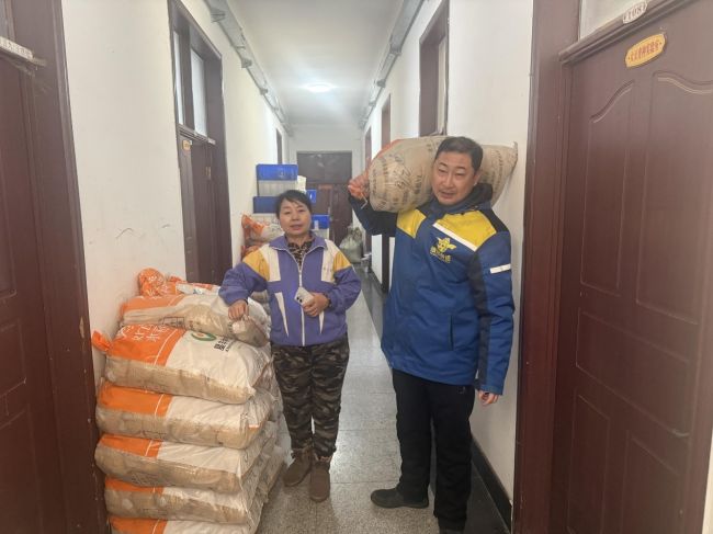 步履织就温暖网格，德邦小哥一肩挑起节日温暖“送达”