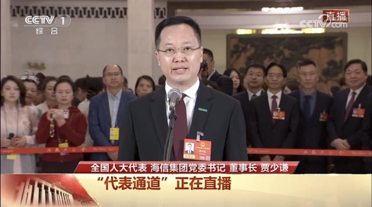 代表通道點贊的顯示“科技尖貨”，在AWE2026 海信現(xiàn)場見證